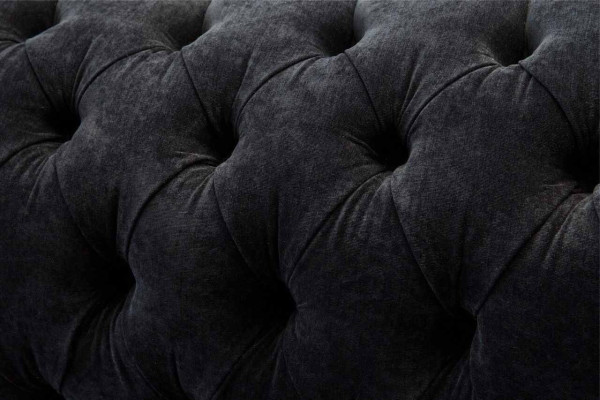 Divano a tre posti rivestito in nero. Divano a 3 posti. Design di mobili per la stanza.