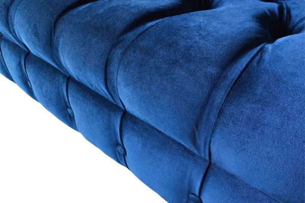 Divano Chesterfield blu a tre posti, divano a tre posti in tessuto di lusso.