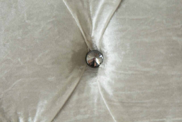 Tre posti in tessuto bianco divano da design per il soggiorno divano Chesterfield.