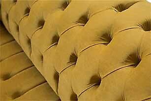 Divano a due posti Chesterfield design imbottito in tessuto textil.