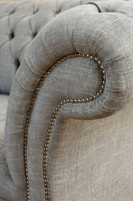 Chesterfield divano a due posti in tessuto di lusso.