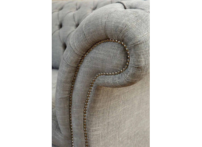 Chesterfield divano a due posti in tessuto di lusso.