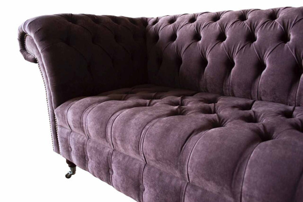 Divano Chesterfield design lilla con tessuto imbottito, due posti, nuovo.