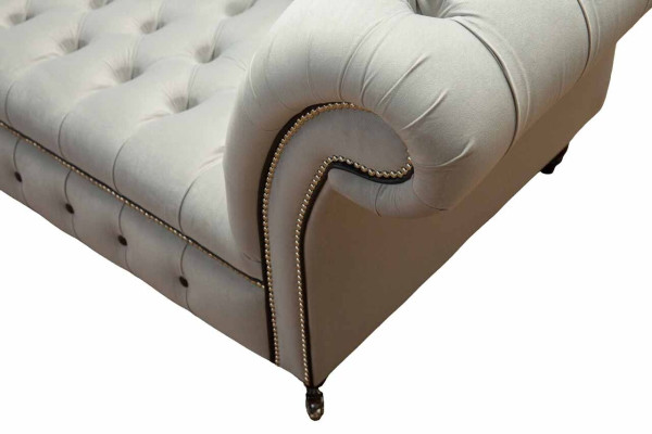 Divano Chesterfield imbottito due posti grigio in pelle.