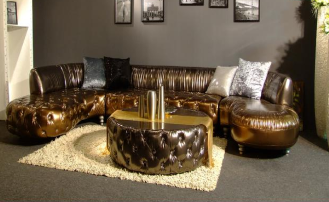 Divano ad angolo Chesterfield a forma di U, divano di lusso, salotto d'angolo oro.