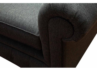 Divano Chesterfield imbottito in tessuto grigio a due posti.