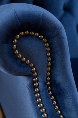 Poltrona Chesterfield in tessuto blu di lusso per lounge con rivestimento in tessuto.