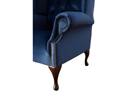Poltrona Chesterfield in tessuto blu di lusso per lounge con rivestimento in tessuto.