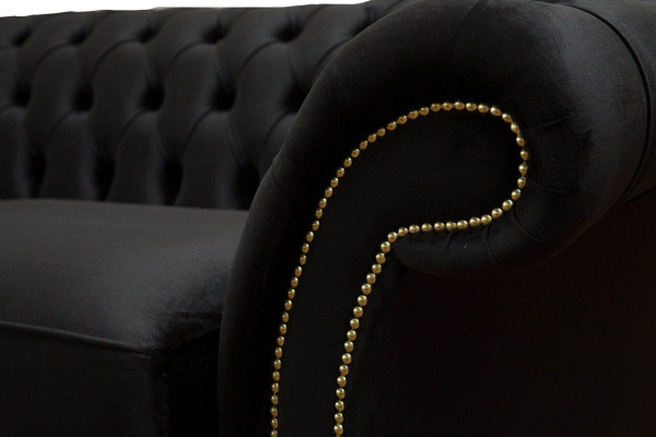 Divano Chesterfield a 3 posti in tessuto di lusso.