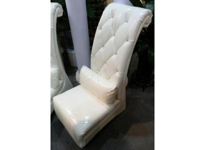 Poltrona Chesterfield in ecopelle bianca monoposto da salotto di lusso