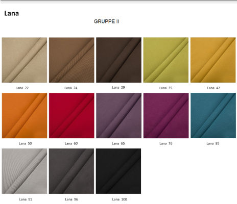 Divano classico a quattro posti con rivestimento in stoffa grigia. Comodo divano imbottito.