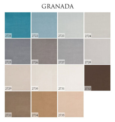 Divano classico a quattro posti con rivestimento in stoffa grigia. Comodo divano imbottito.