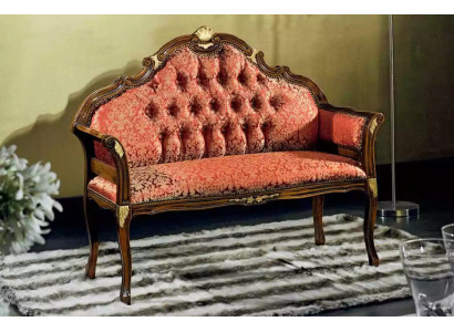 Classico divano Chesterfield in tessuto per arredamento da soggiorno.