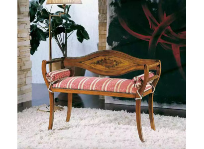 Elegante panca fatta a mano con schienale decorativo.