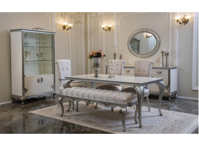 Esclusivi mobili da sala da pranzo classica con dettagli decorativi.