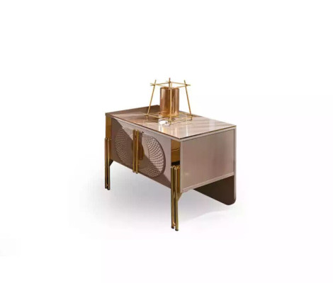 Camera da letto con due comodini, letto con struttura, letto da hotel a tre pezzi.