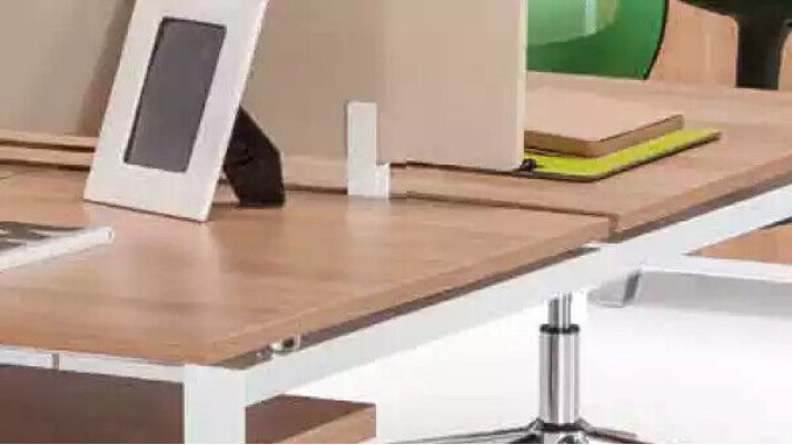 Moderno tavolo da studio in legno per ufficio, mobili di lusso marroni.