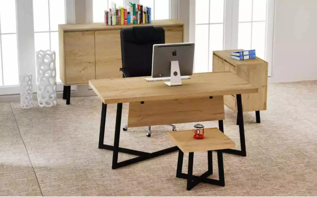 Tavolino da designer di lusso in legno marrone elegante per ufficio.