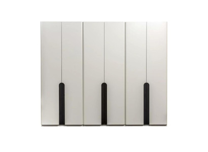 Armadio in legno bianco grande per camera da letto.