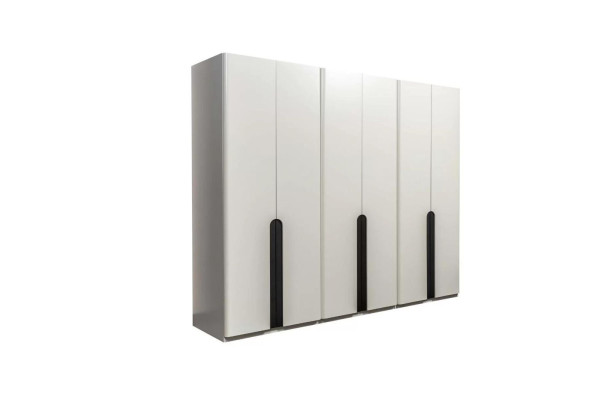 Armadio in legno bianco grande per camera da letto.