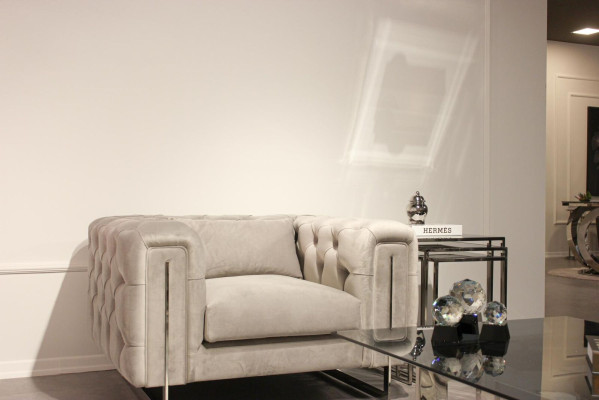 Poltrona moderna Chesterfield per il salotto, arredamento imbottito in tessuto.