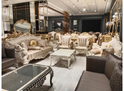 Set da soggiorno di design: divani, poltrona elegante, tavolino moderno, divano.