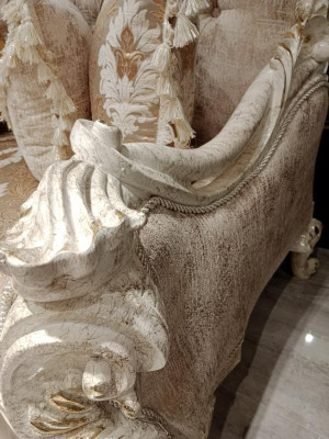 Set da soggiorno di design: divani, poltrona elegante, tavolino moderno, divano.