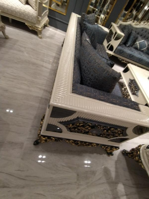 Set di lusso con due sofà 3 posti di alta qualità in materiali pregiati.