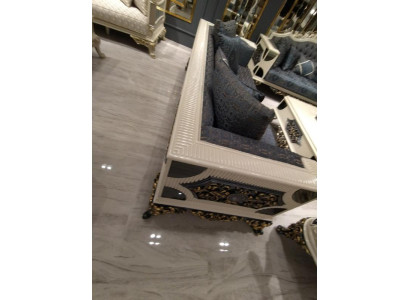 Set di lusso con due sofà 3 posti di alta qualità in materiali pregiati.
