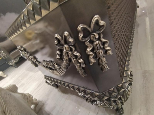 Set di divani comodi per il salotto 3+1+1 e nuovo lussuoso set di 2 poltrone marroni