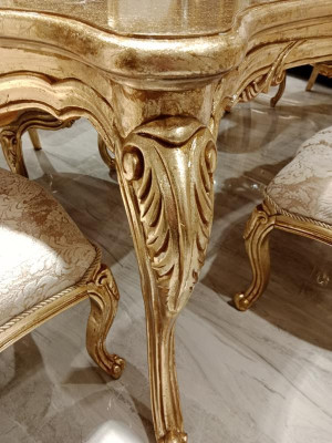 Classico set da pranzo in oro con tavolo in legno e 4 sedie da cucina in legno nuove.