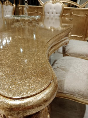 Classico set da pranzo in oro con tavolo in legno e 4 sedie da cucina in legno nuove.