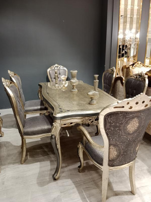 Mobili da sala da pranzo squisiti con tavolo da pranzo di lusso + 4 sedie dorate.   Mobili da sala da pranzo squisiti con tavolo da pranzo di lusso + 4 sedie dorate.