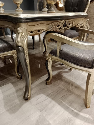 Mobili da sala da pranzo squisiti con tavolo da pranzo di lusso + 4 sedie dorate.   Mobili da sala da pranzo squisiti con tavolo da pranzo di lusso + 4 sedie dorate.