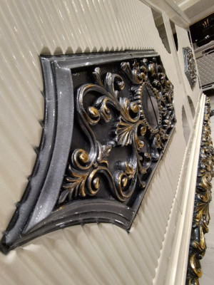 Alta elegante consolle con specchio dall'aspetto raffinato