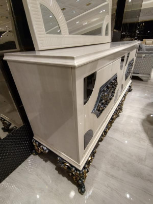 Alta elegante consolle con specchio dall'aspetto raffinato