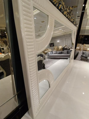 Alta elegante consolle con specchio dall'aspetto raffinato