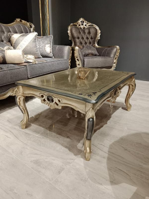 Tavolino classico in oro di alta qualità per il soggiorno.