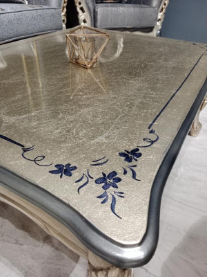 Tavolino classico in oro di alta qualità per il soggiorno.