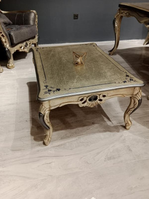 Tavolino classico in oro di alta qualità per il soggiorno.