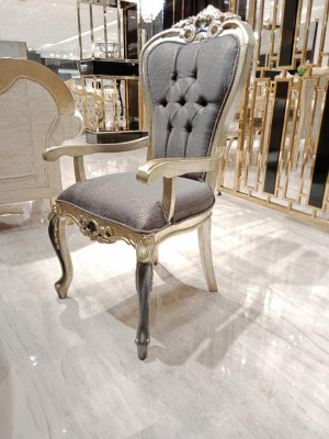 Esclusiva sedia da pranzo Chesterfield, poltrona accogliente in legno e tessuto per sedie da pranzo.