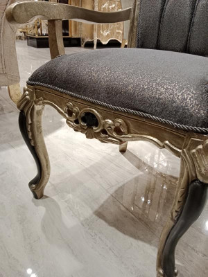 Esclusiva sedia da pranzo Chesterfield, poltrona accogliente in legno e tessuto per sedie da pranzo.