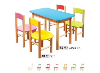 Set di sedie per bambini in legno massiccio 5 pezzi. Gruppo di sedute e tavolo.