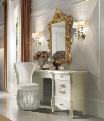 Classico tavolo da trucco con specchio, console di lusso, comò, camera da letto barocco.