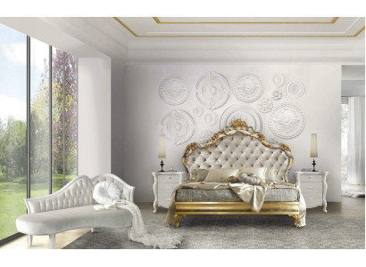 Splendido letto in stile classico con testiera intagliata.