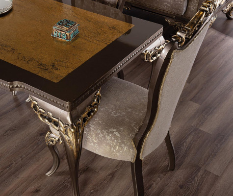 Sedie di lusso Chesterfield marroni, tavolo da pranzo di design, mobili esclusivi per la sala da pranzo.
