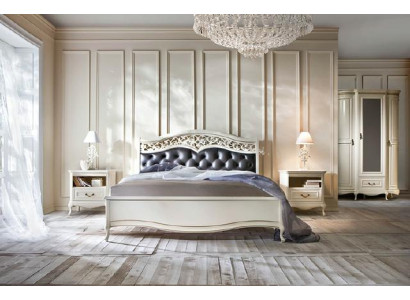 Camera da letto in stile italiano completa di mobili, letto, comodino, armadio e cassettiera.