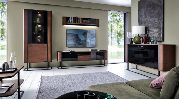 Set soggiorno di alta qualità, cassettiera, armadio, comodini, credenza.
