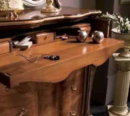 Camera da letto Mobili Set composto da 5 pezzi. Letto, 2 comodini, cassettiera. Stile classico in legno.