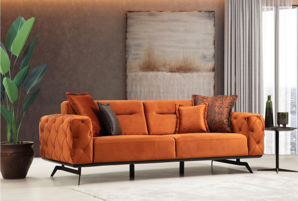 Divano a tre posti arancione Chesterfield in tessuto imbottito.